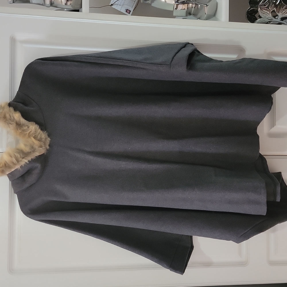 Poncho - Picture 2 of 8
